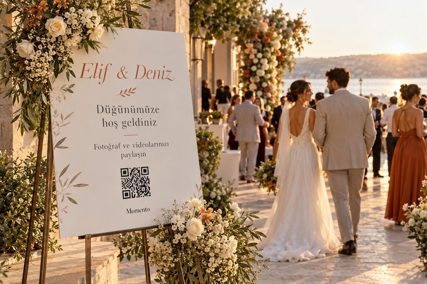 Begrüßungstafel mit QR-Code für Elif und Deniz am Eingang einer Hochzeit.