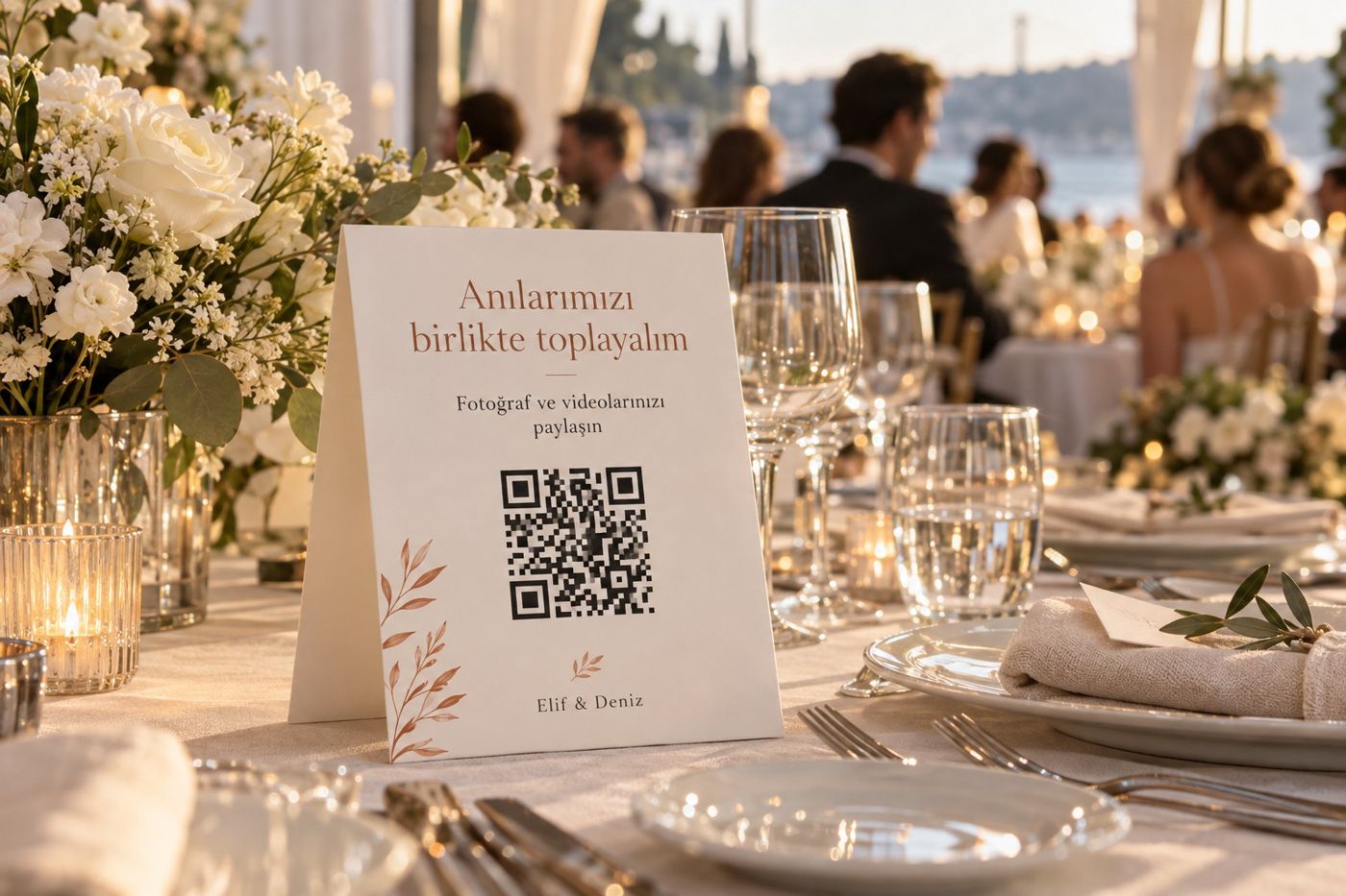 Karte mit QR-Code auf einem Hochzeitstisch, die zum Teilen von Fotos und Videos führt.